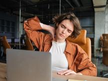 Une femme qui a mal au dos