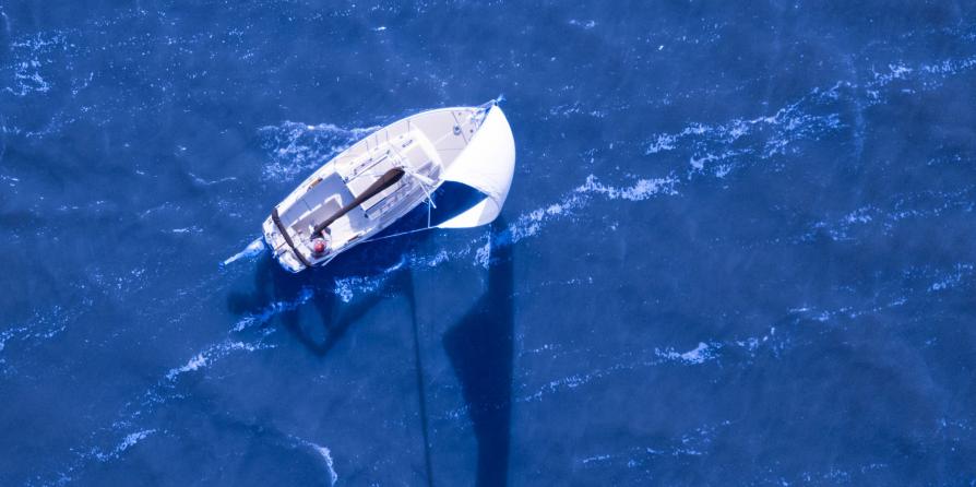 Vue aérienne d'un bateau navigant sur l'océan bleu