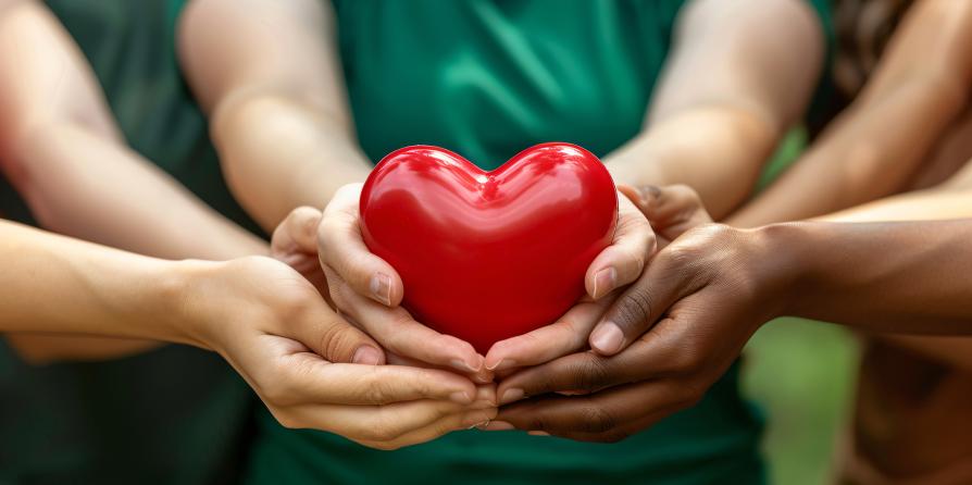 Des mains jointes qui tiennent un coeur
