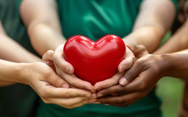 Des mains jointes qui tiennent un coeur