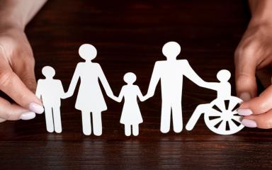 Des personnages en papier qui se donnent la main (c) freepik