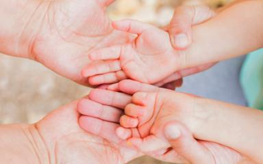 des mains croisés enfants parents
