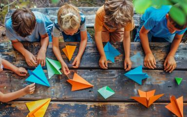 Des enfants jouant avec des avions en papier