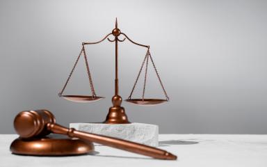 marteau et balance de la justice